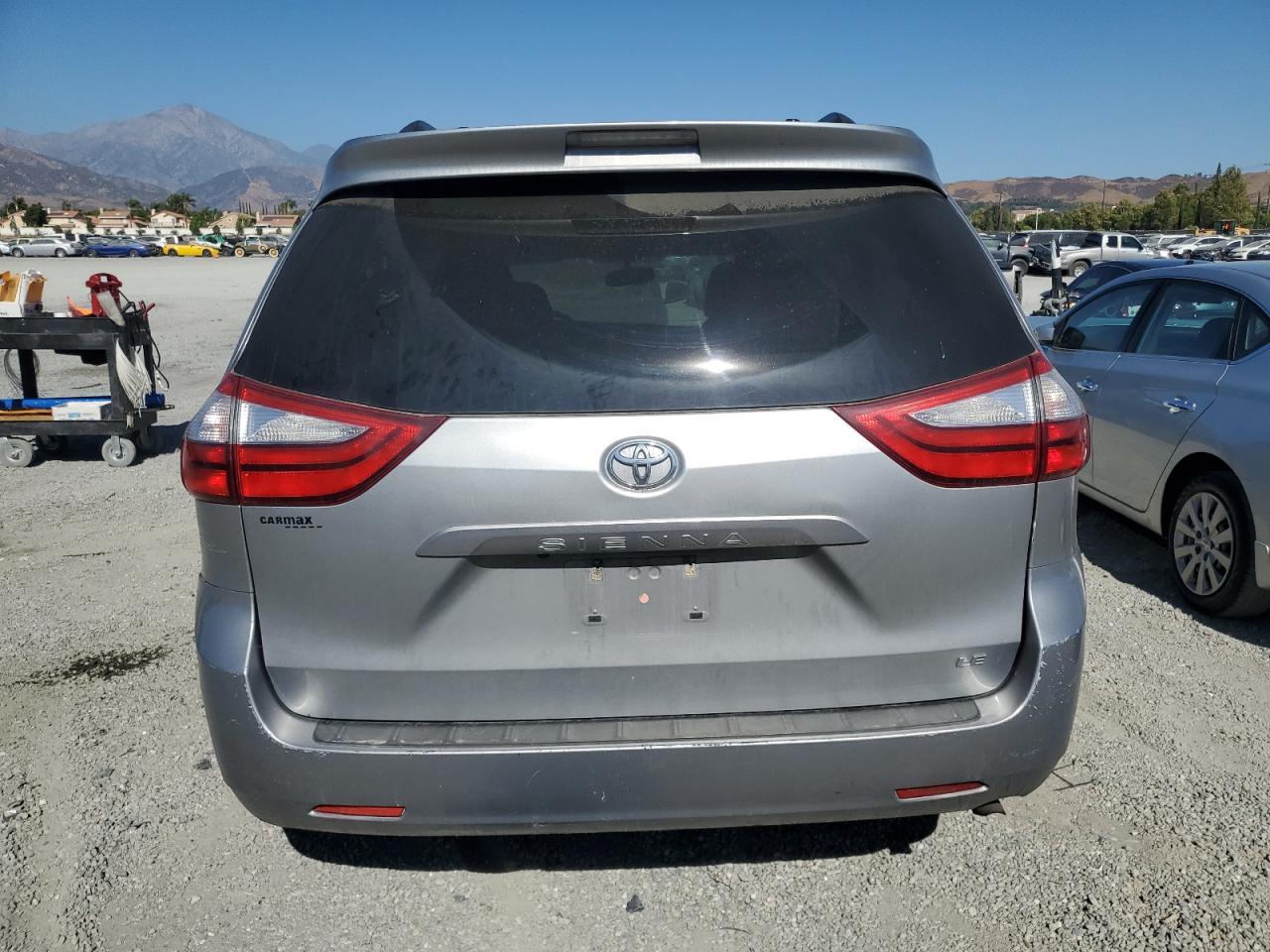 2017 Toyota Sienna Le - Фото 6