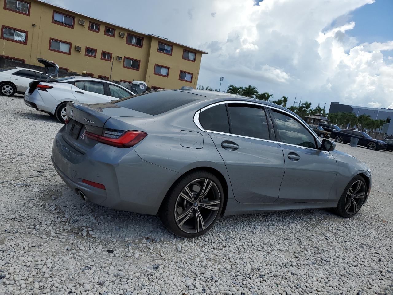 2024 BMW 330E - Фото 3