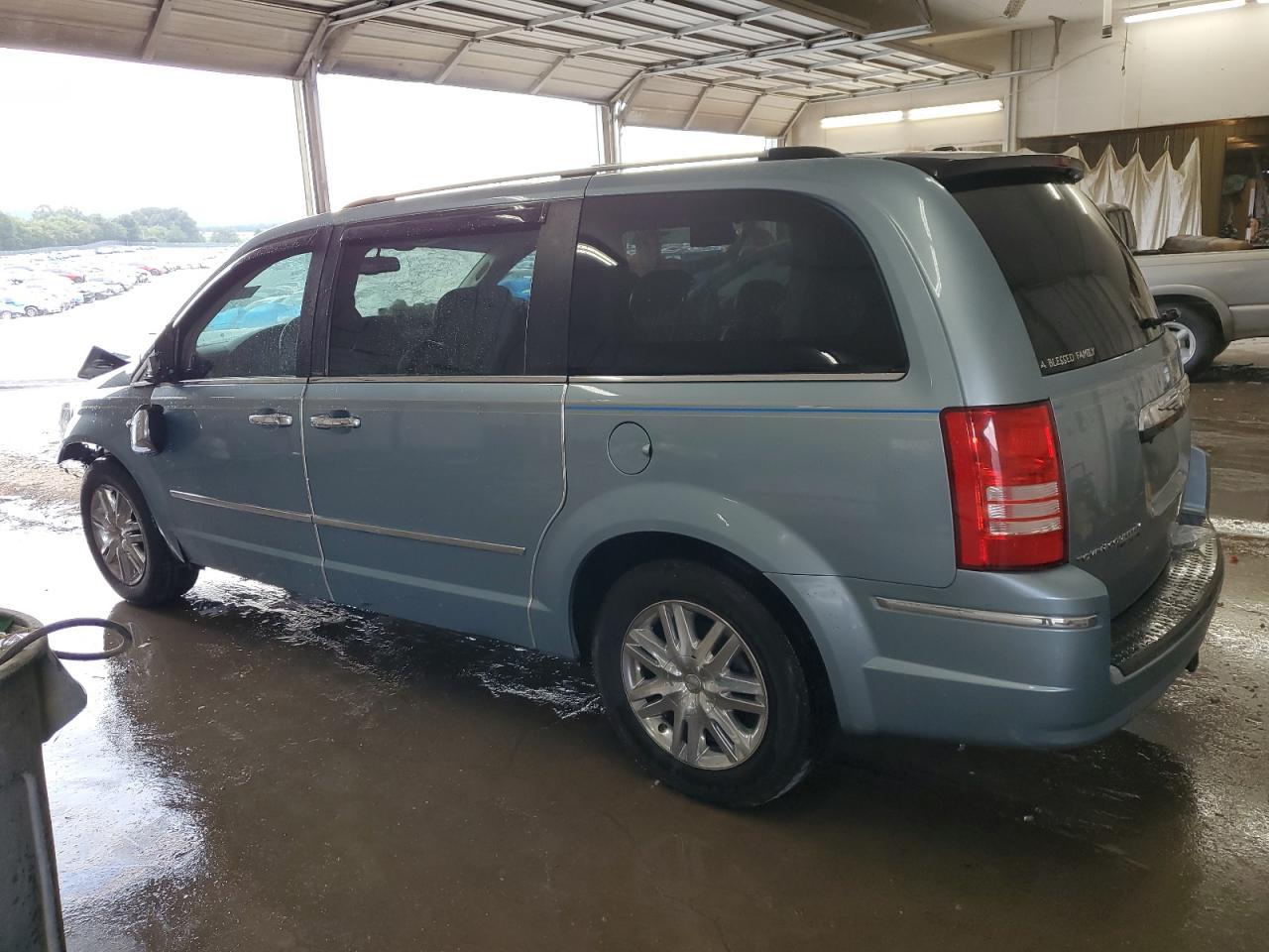 2008 Chrysler Town & Country Limited - Фото 2