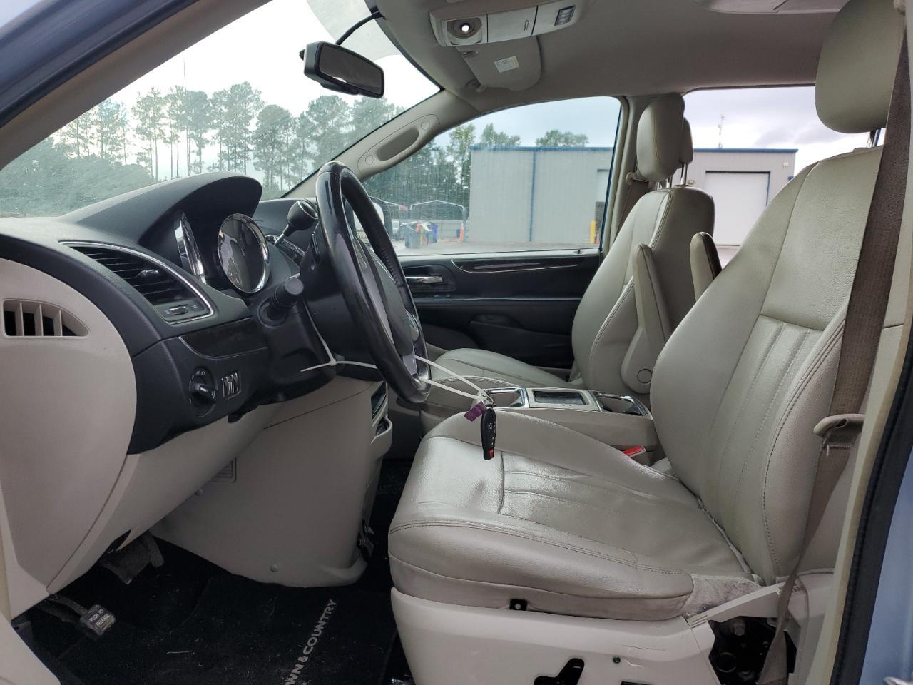 2013 Chrysler Town & Country Touring - Image 7