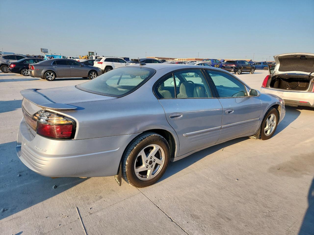 2005 Pontiac Bonneville Se - Image 3