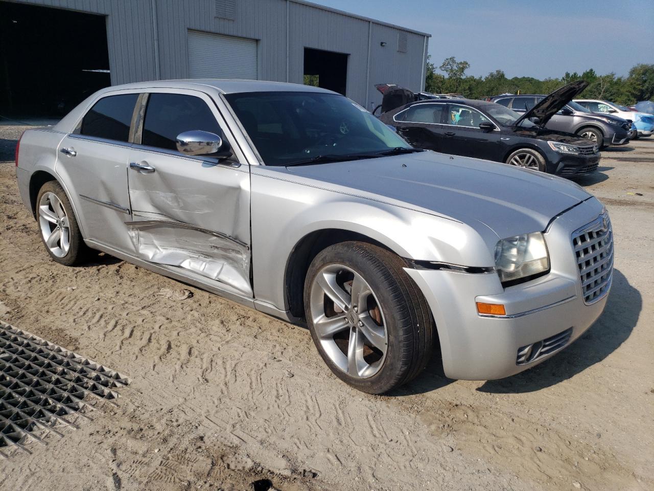 2010 Chrysler 300 Touring - Image 4