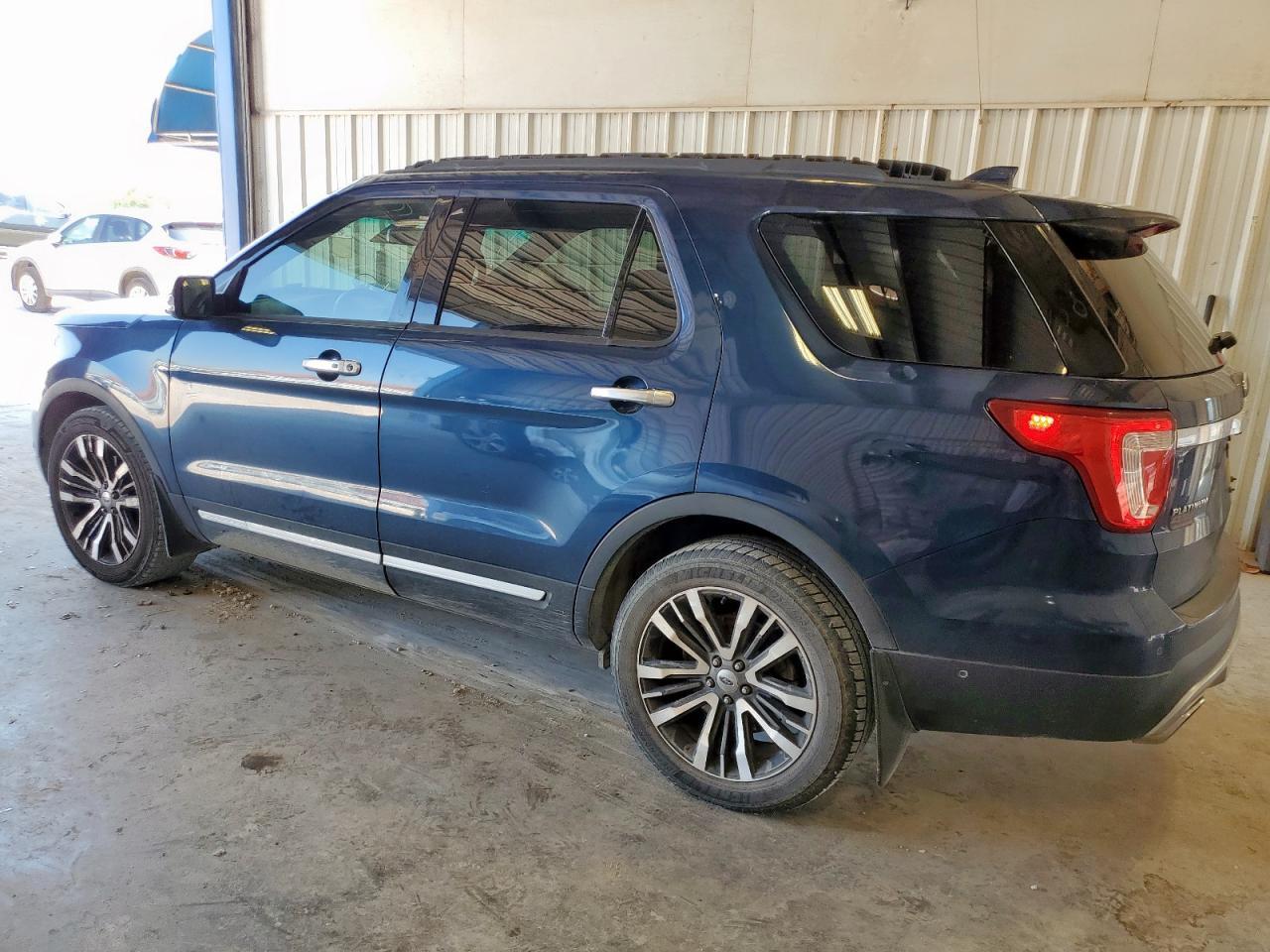 2017 Ford Explorer Platinum - Image 2