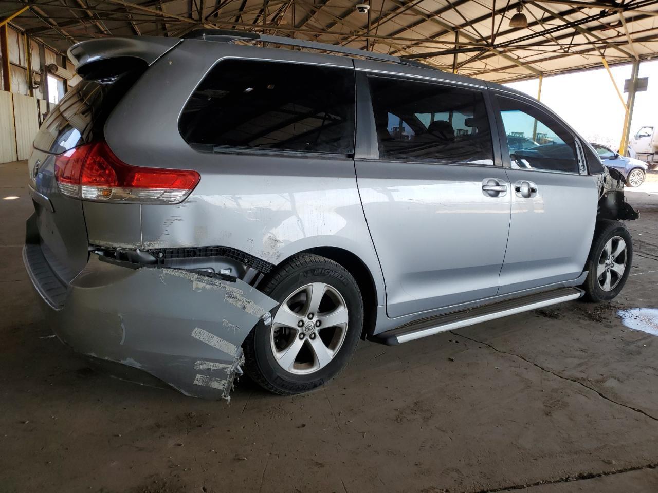 2012 Toyota Sienna Le - Фото 3