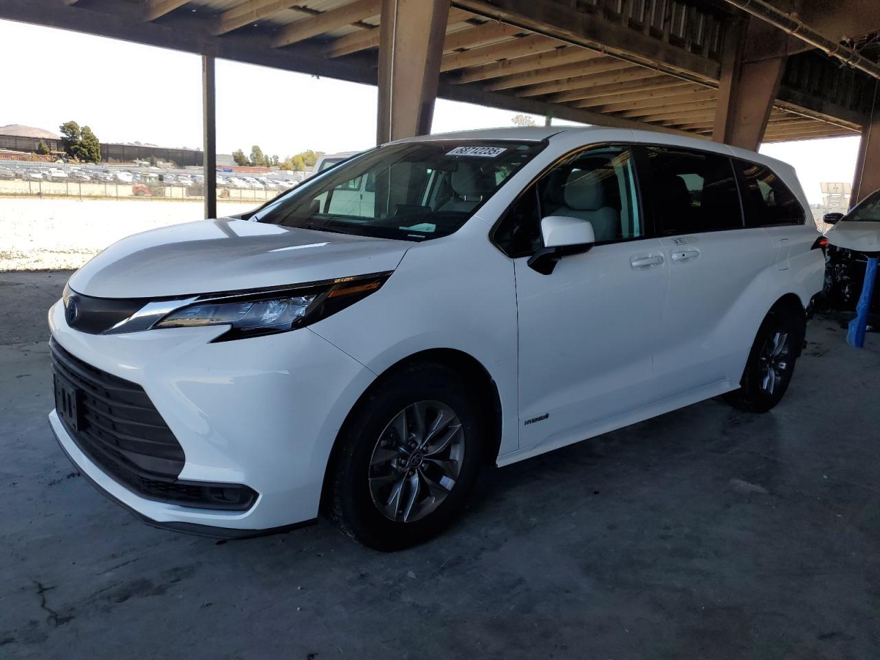 2021 Toyota Sienna Le