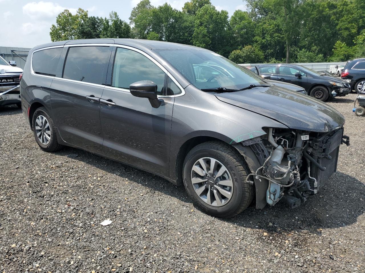 2022 Chrysler Pacifica Hybrid Touring L - Image 4