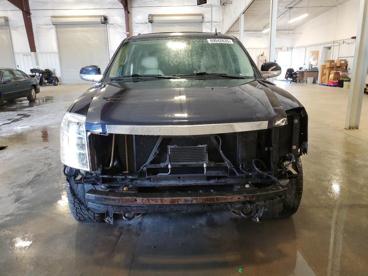2013 Cadillac Escalade Luxury - Image 5