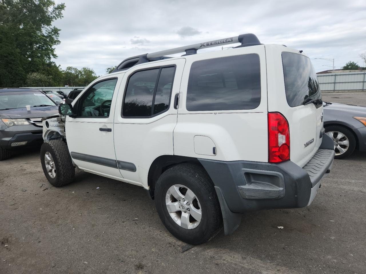 2013 Nissan Xterra X - Image 2