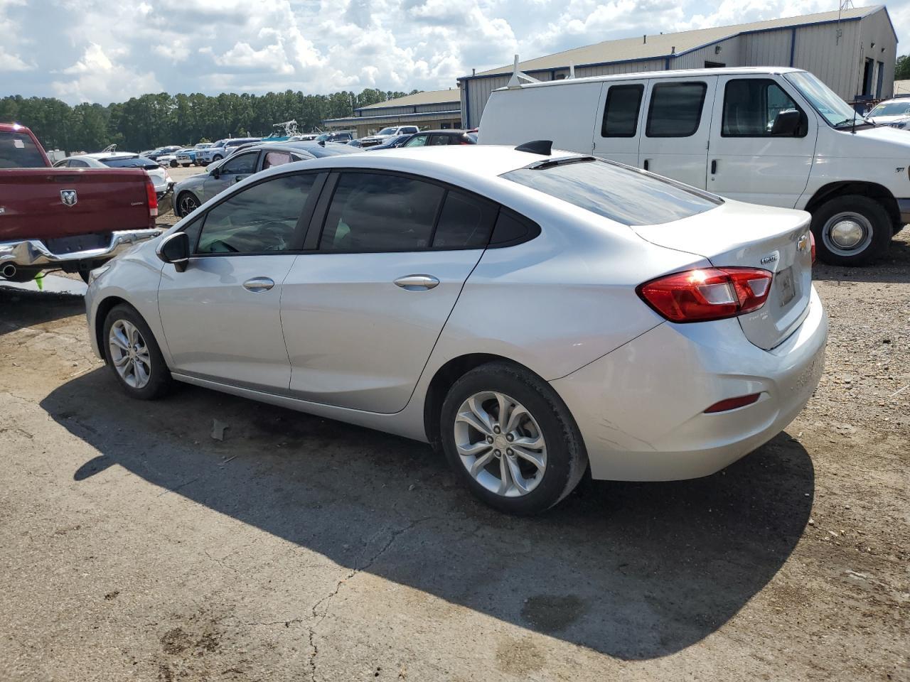 2019 Chevrolet Cruze Ls - Фото 2