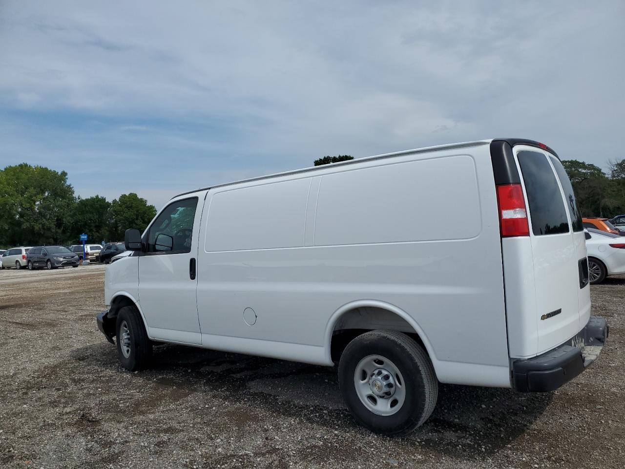 2025 Chevrolet Express G2500 - Фото 2