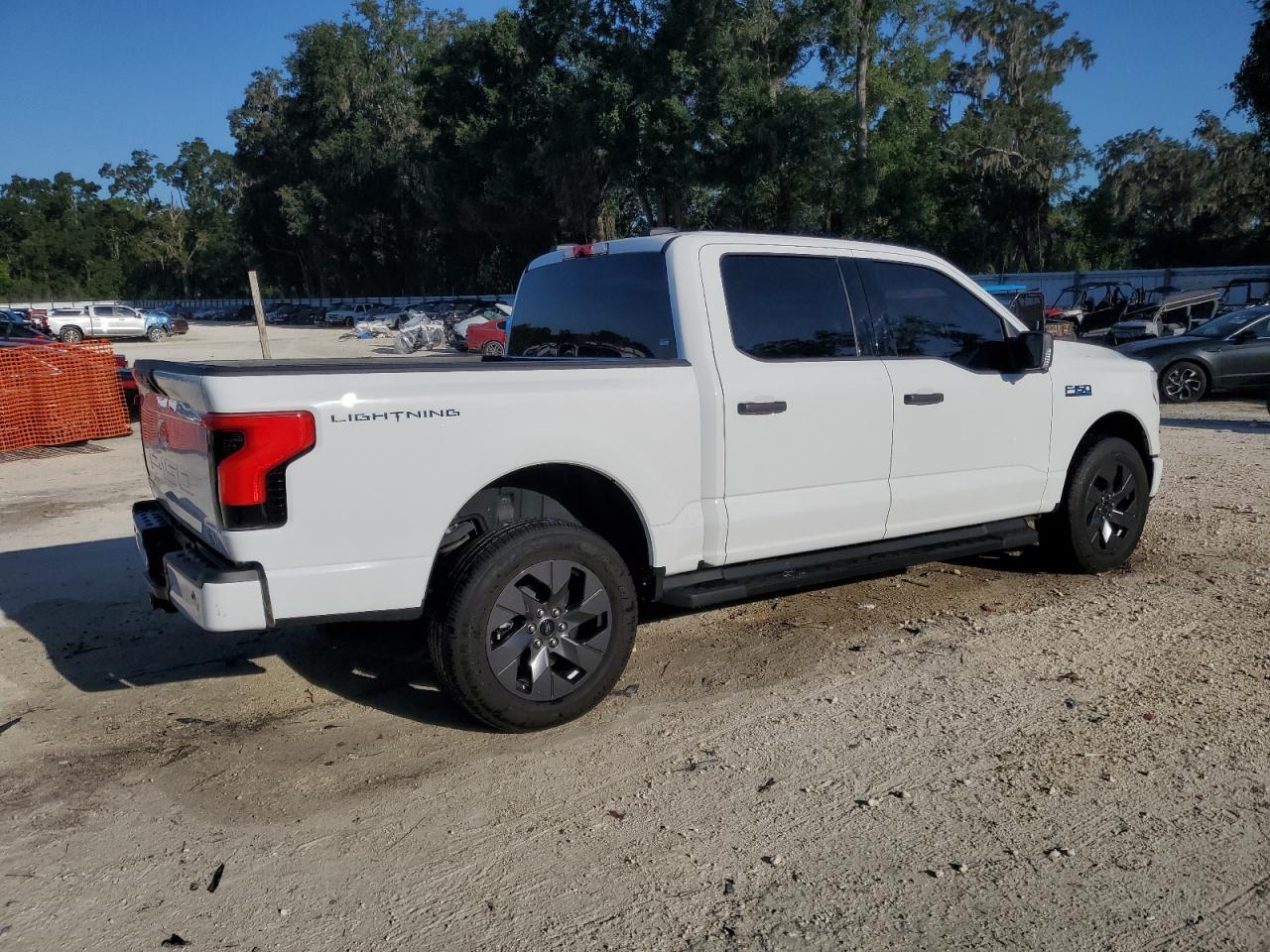 2024 Ford F150 Lightning Xlt - Фото 3