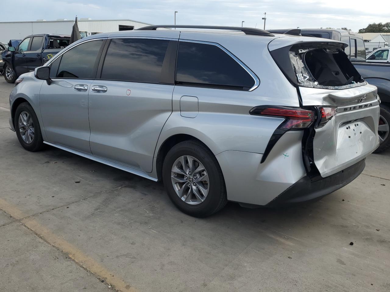 2021 Toyota Sienna Xle - Фото 2