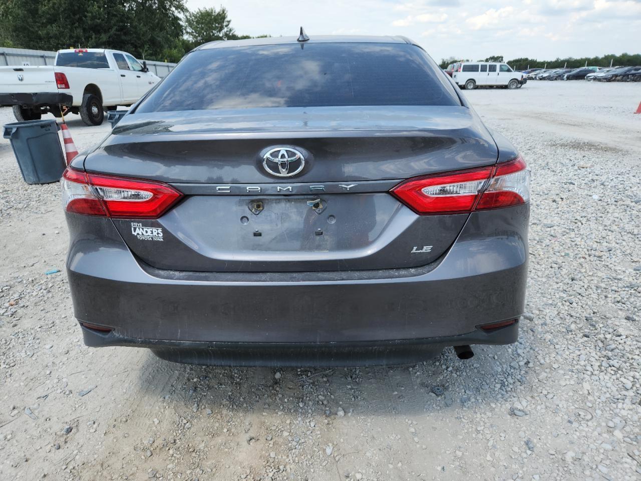 2020 Toyota Camry Le - Фото 6