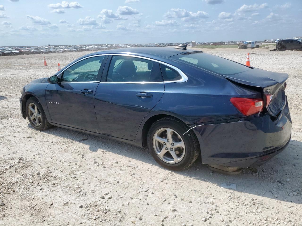 2017 Chevrolet Malibu Ls - Фото 2