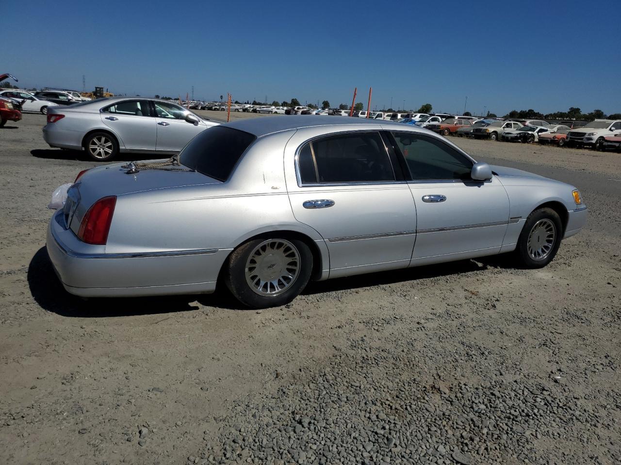 2002 Lincoln Town Car Cartier - Image 3