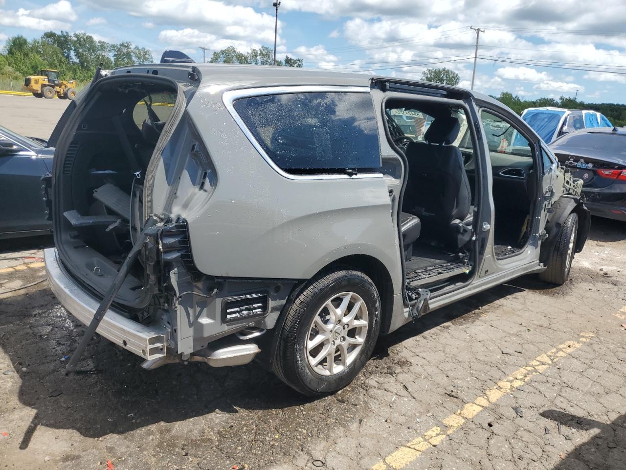 2025 Chrysler Pacifica Select - Image 3