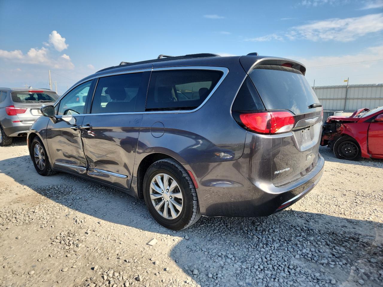 2017 Chrysler Pacifica Touring L - Фото 2