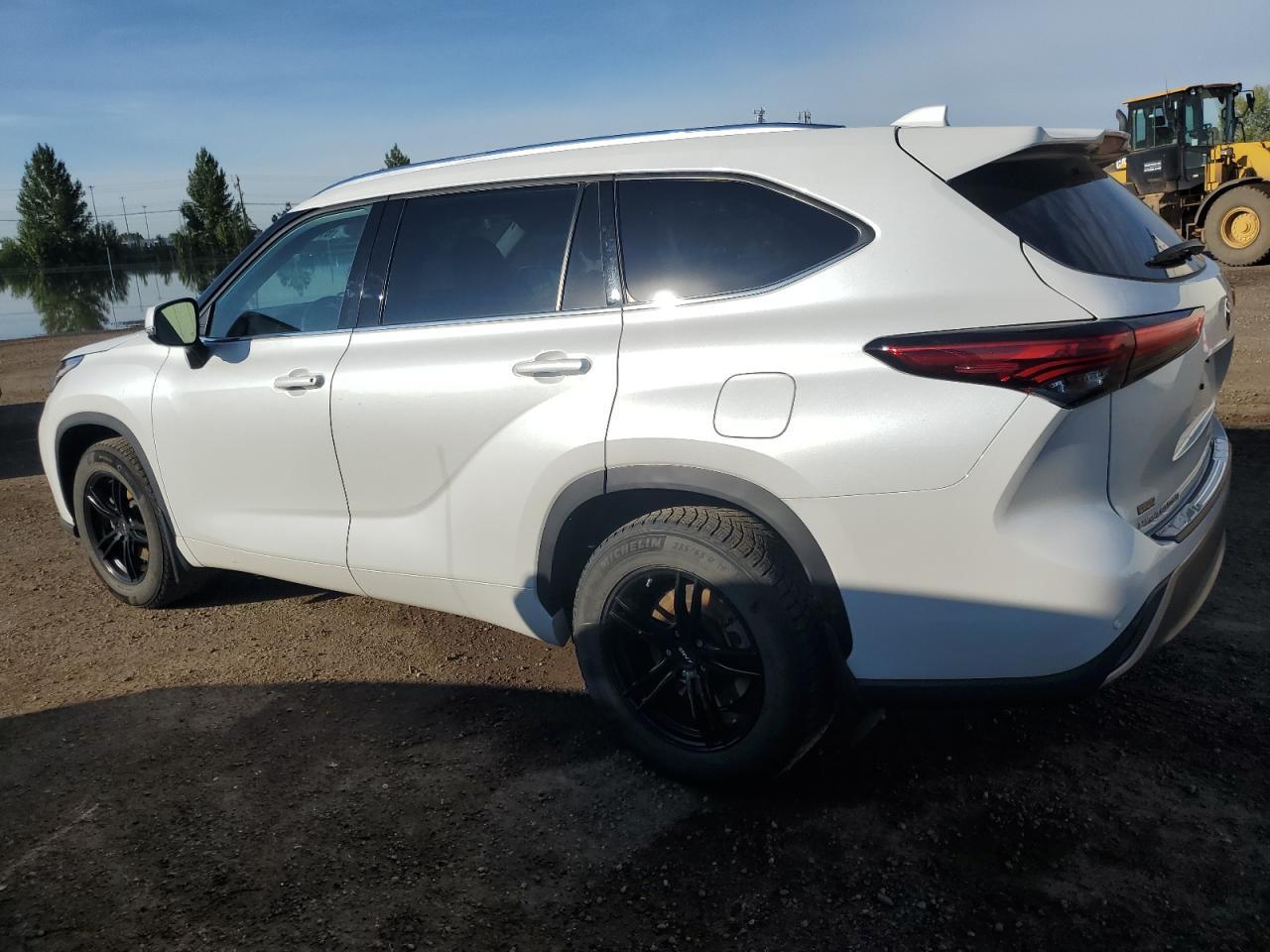 2022 Toyota Highlander Platinum - Image 2