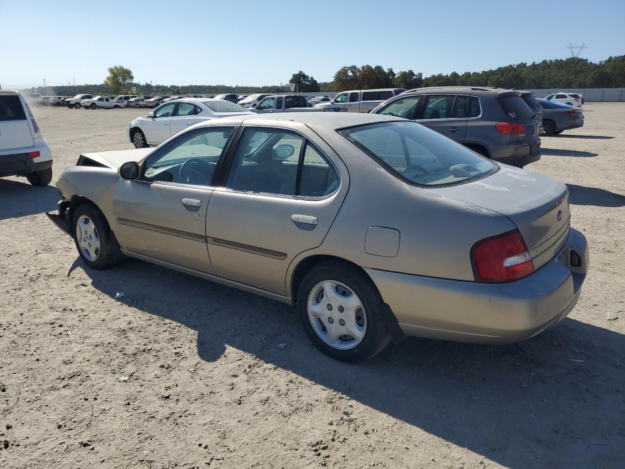 2001 Nissan Altima Xe - Фото 2