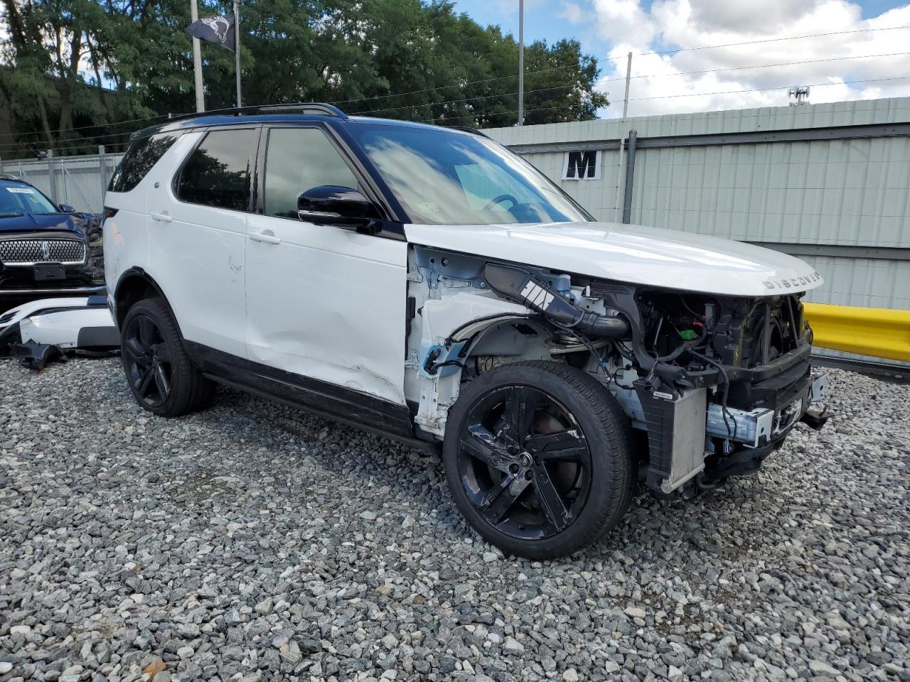 2024 Land Rover Discovery Metropolitan Edition - Image 4