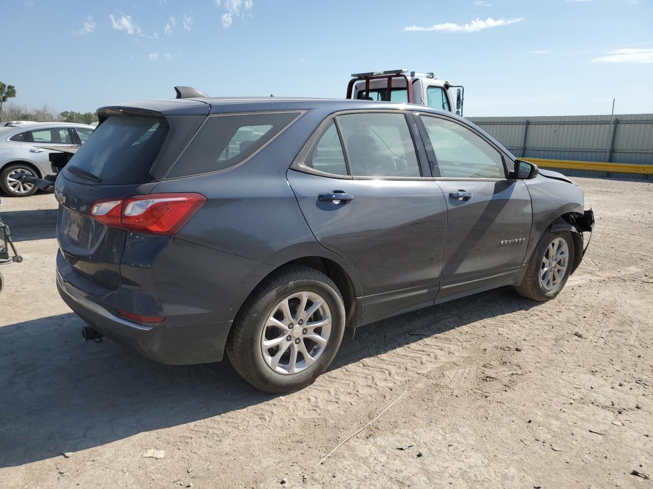 2018 Chevrolet Equinox Ls - Фото 3