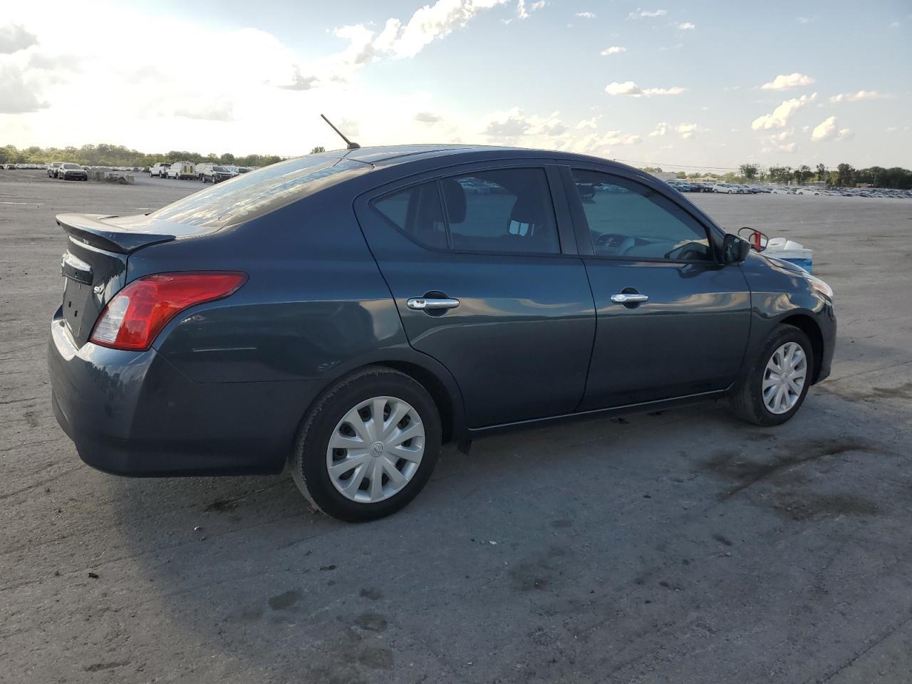 2017 Nissan Versa S - Фото 3