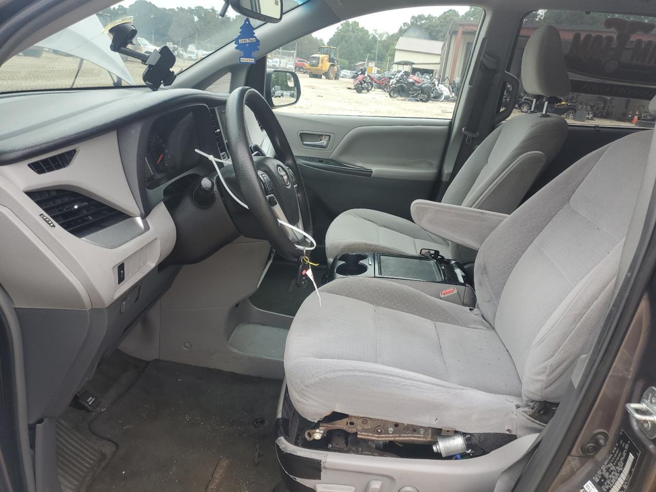 2015 Toyota Sienna Le - Image 7