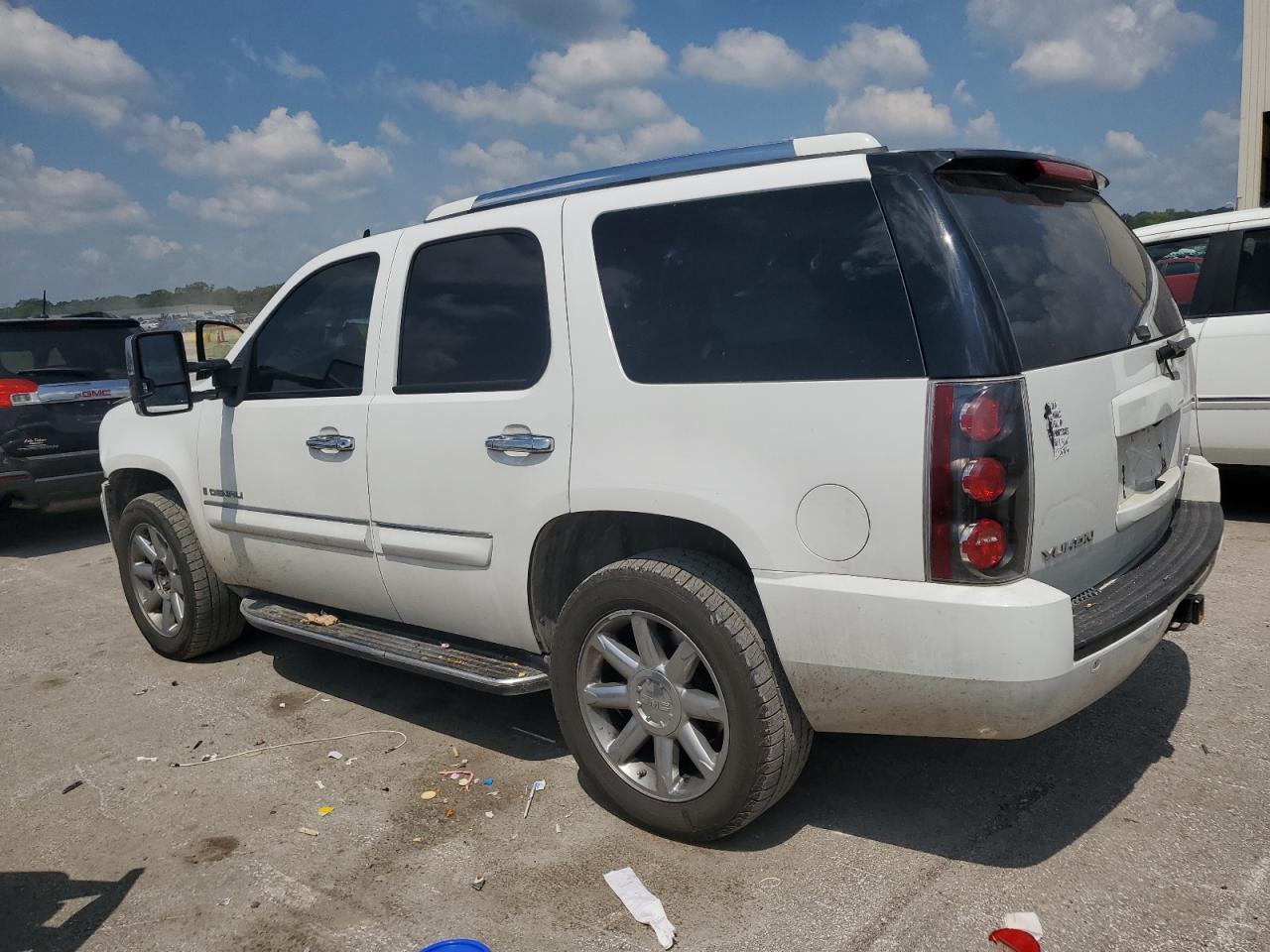 2007 GMC Yukon Denali - Image 2