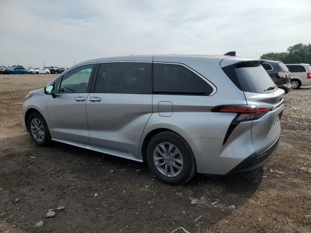 2022 Toyota Sienna Xle - Фото 2