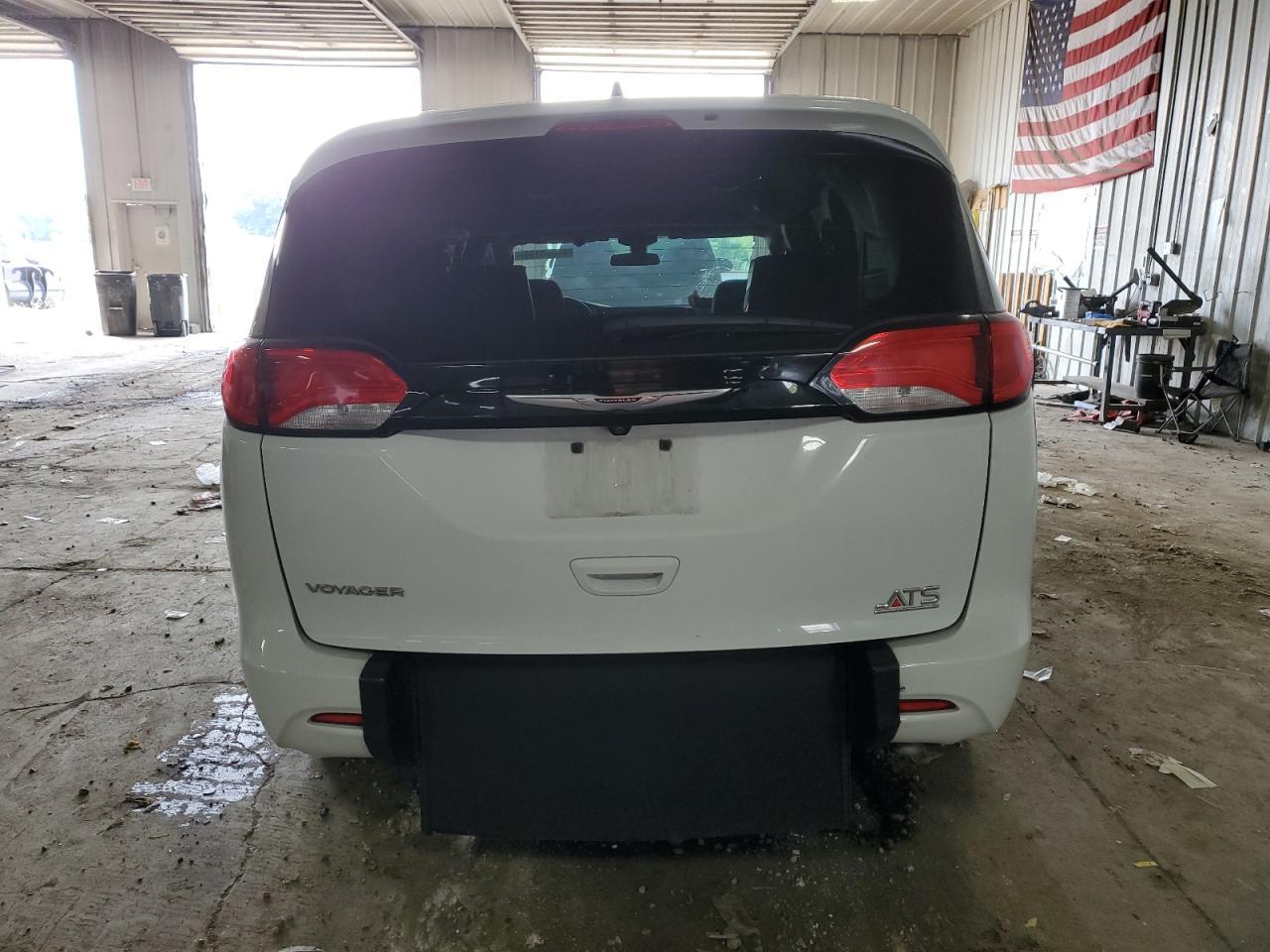 2022 Chrysler Voyager Lx - Image 6