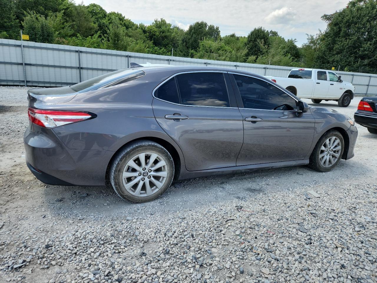 2020 Toyota Camry Le - Фото 3