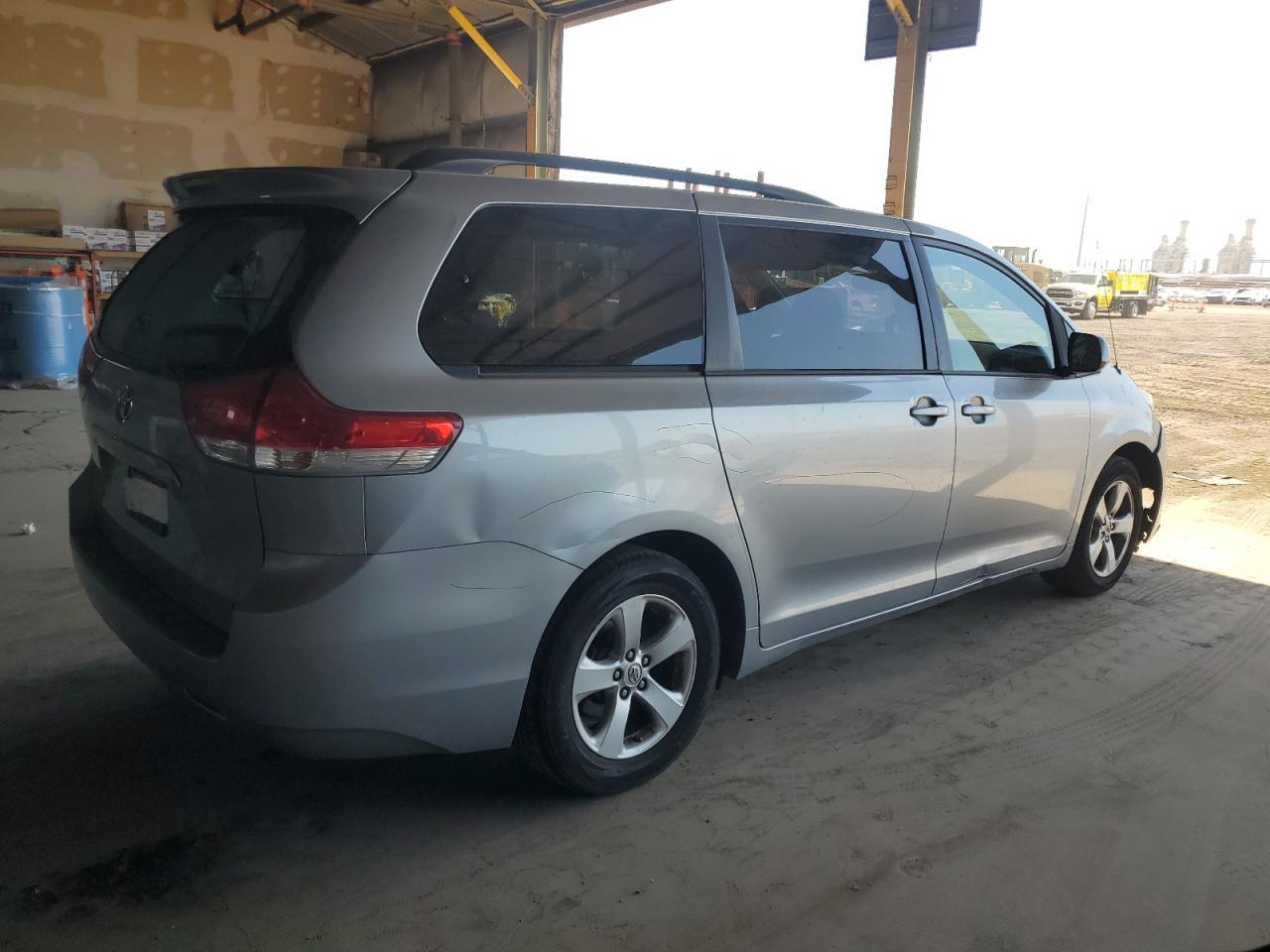 2013 Toyota Sienna Le - Image 3