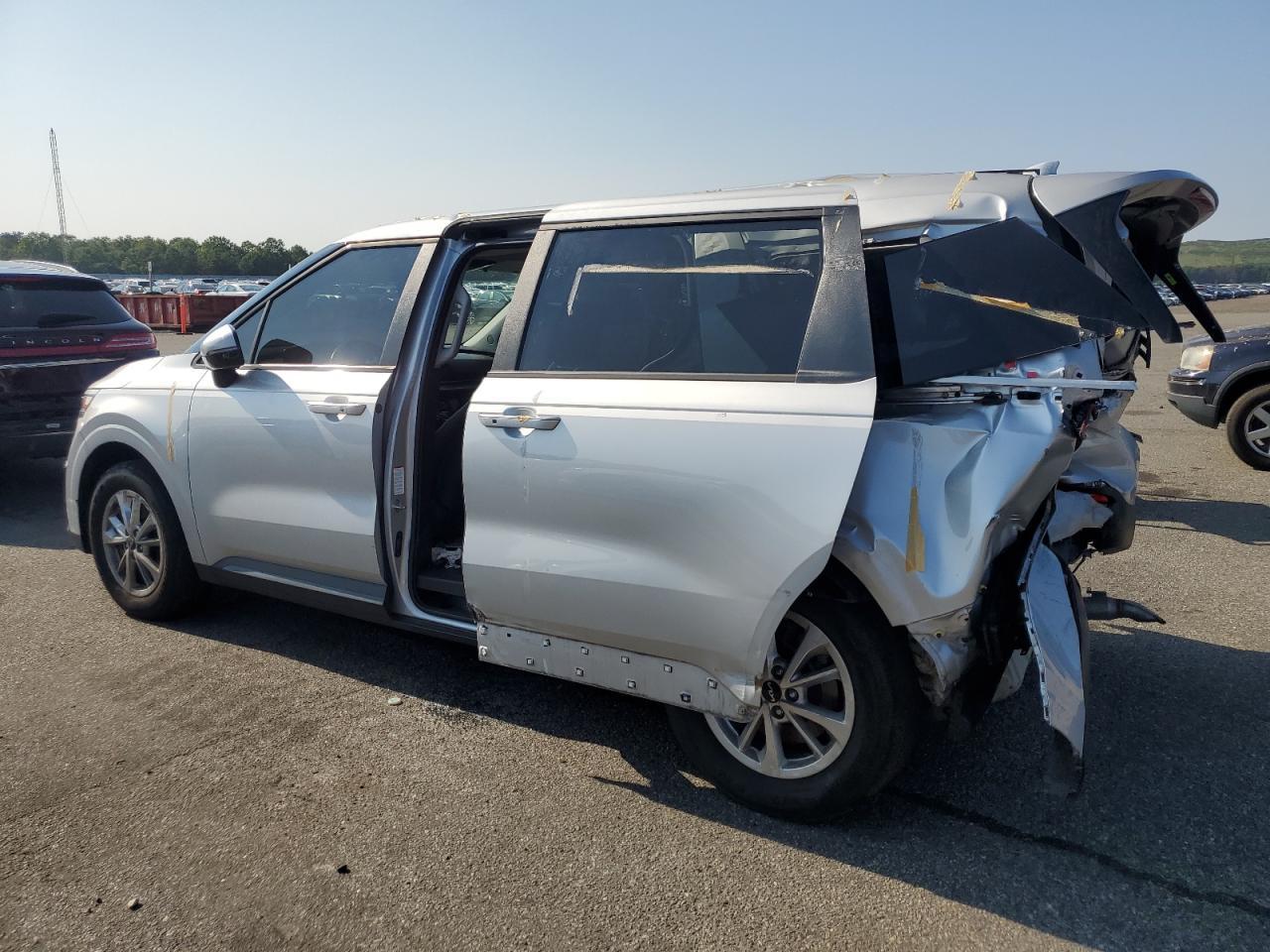 2022 Kia Carnival Lx - Фото 2