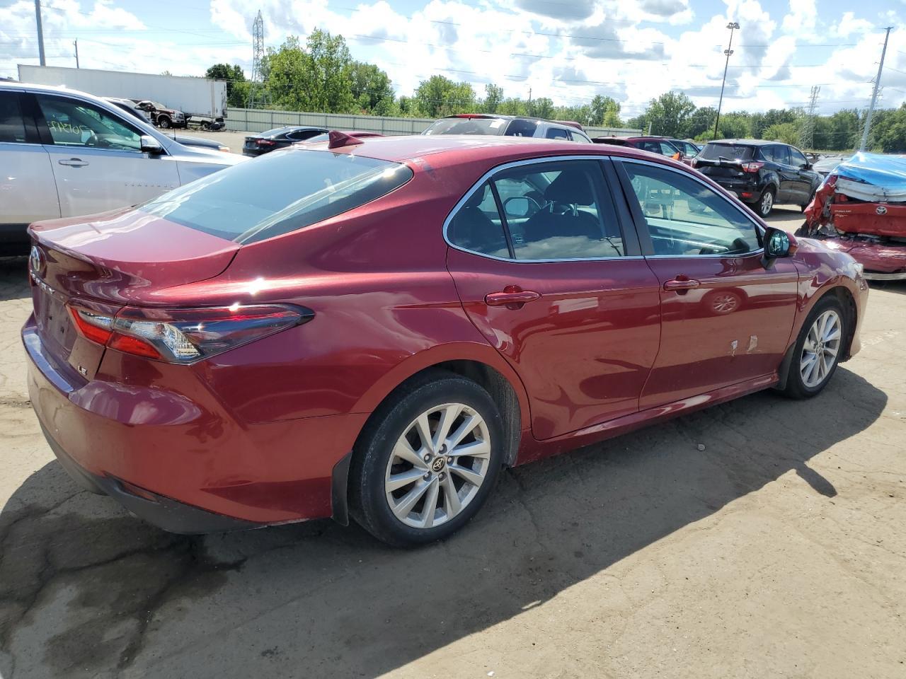 2022 Toyota Camry Le - Фото 3