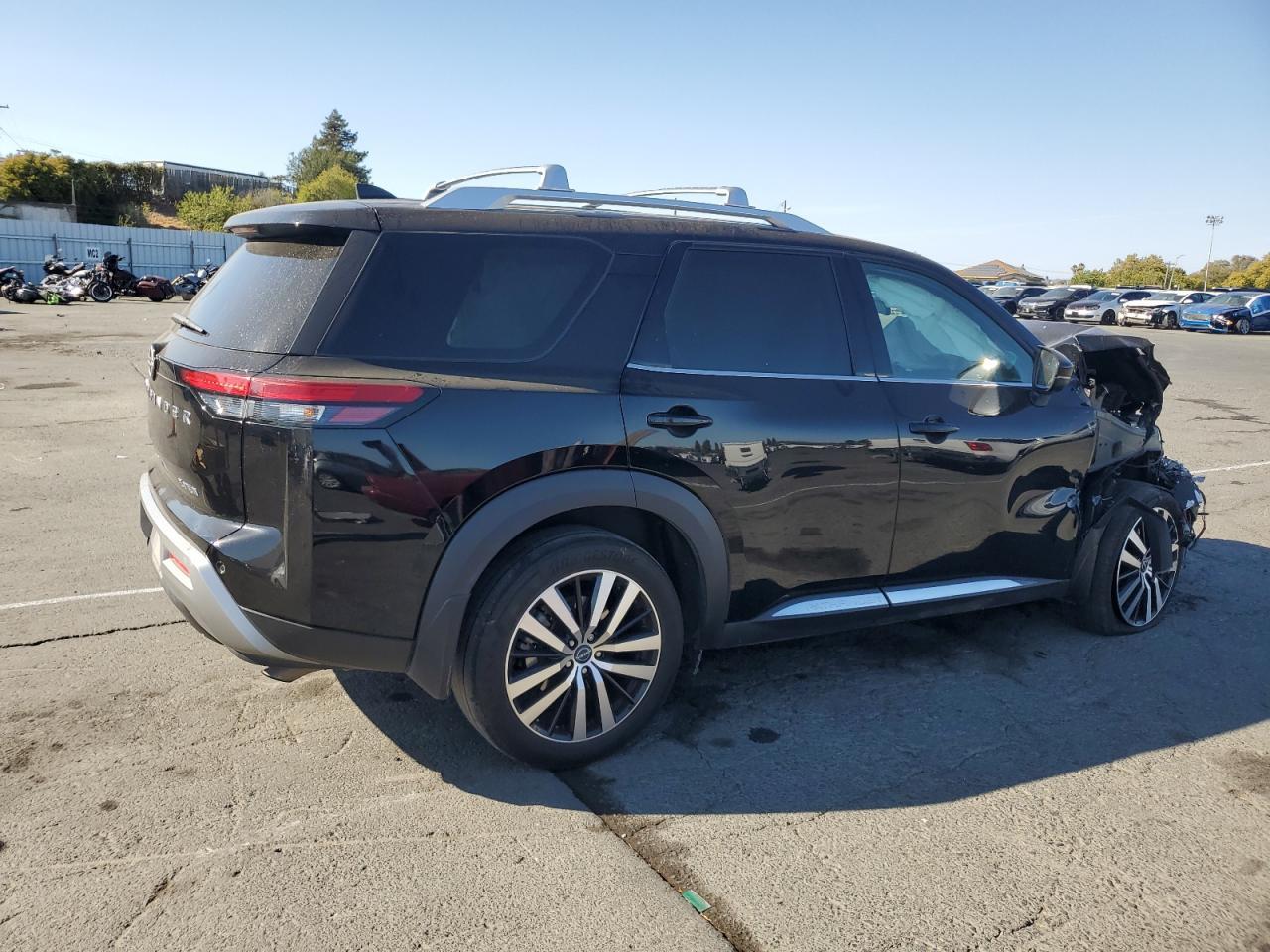 2023 Nissan Pathfinder Platinum - Фото 3