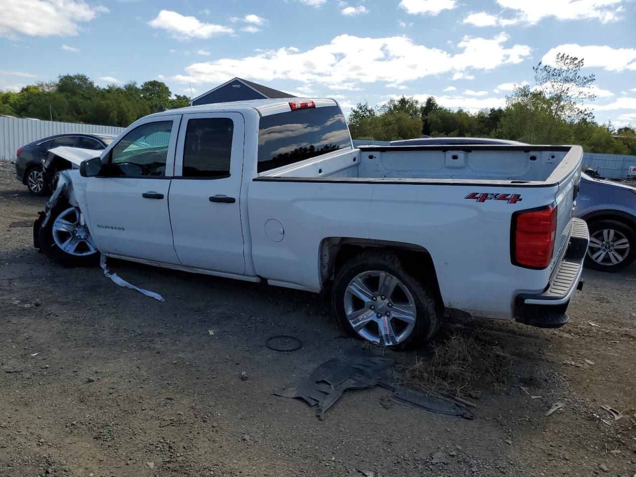 2018 Chevrolet Silverado K1500 Custom - Фото 2