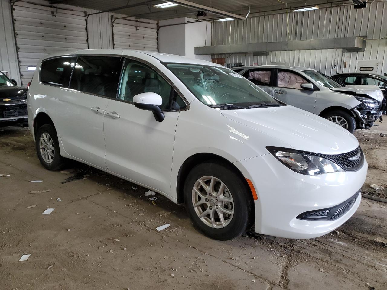 2022 Chrysler Voyager Lx - Image 4