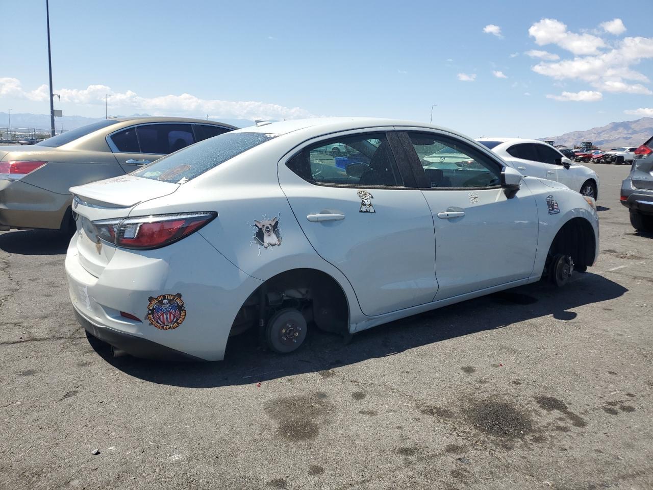 2020 Toyota Yaris L - Фото 3