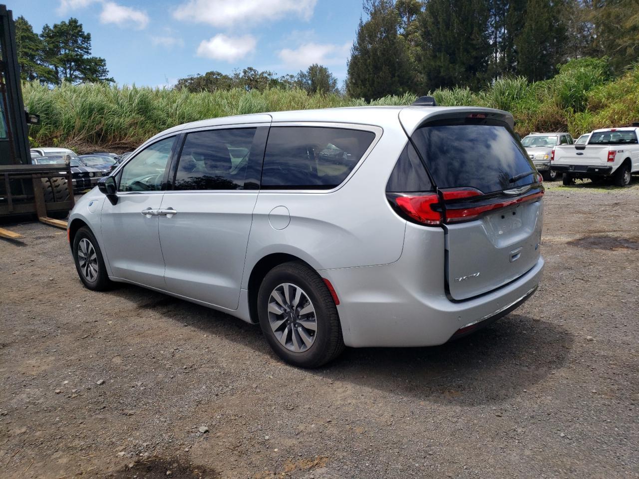 2024 Chrysler Pacifica Hybrid Select - Image 2