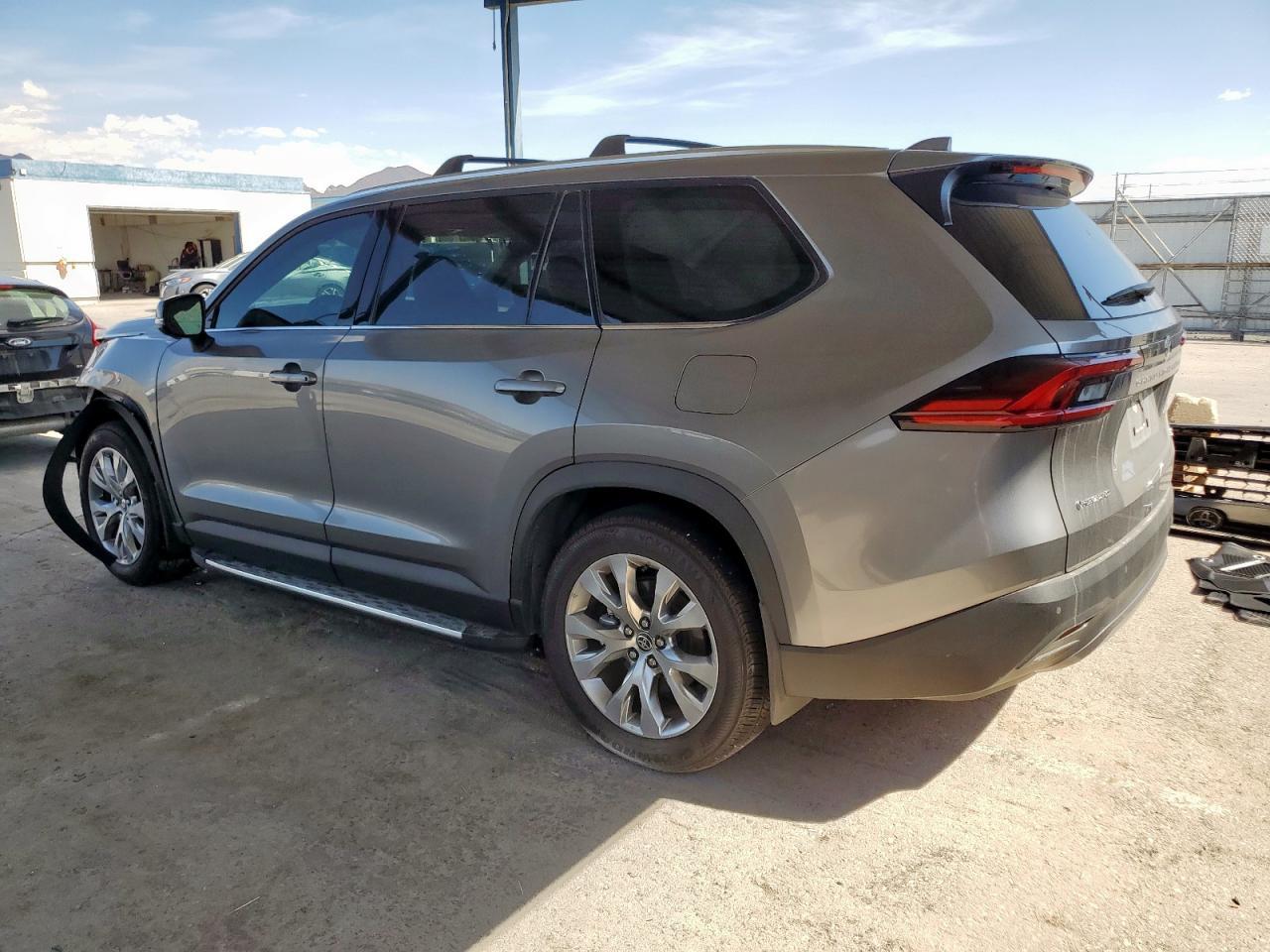 2025 Toyota Grand Highlander Le - Image 2