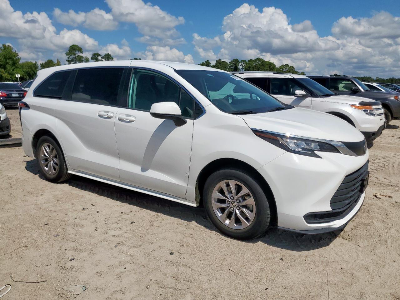 2022 Toyota Sienna Le - Image 4