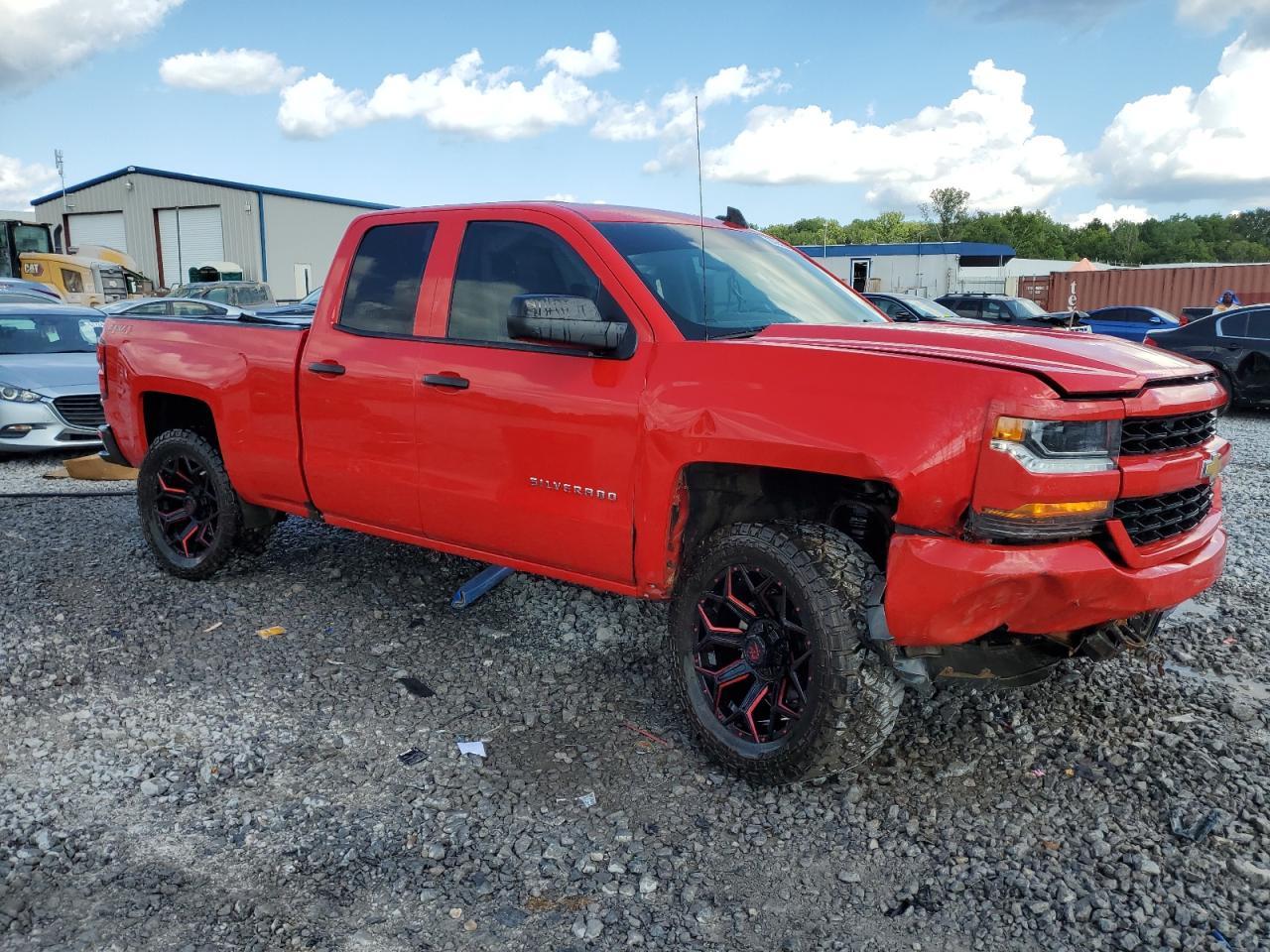 2018 Chevrolet Silverado K1500 Custom - Фото 4