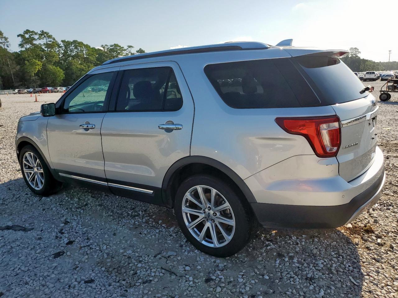 2016 Ford Explorer Limited - Image 2