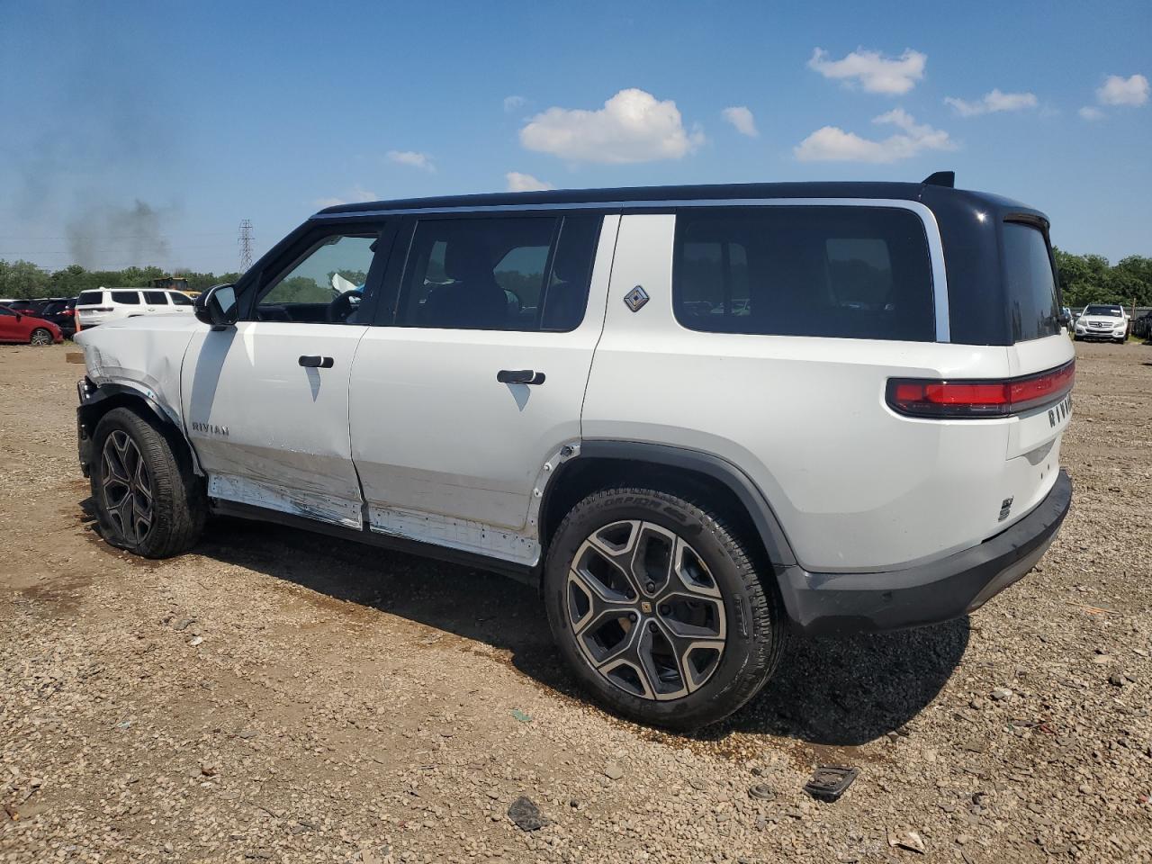 2025 Rivian R1S Adventure - Фото 2