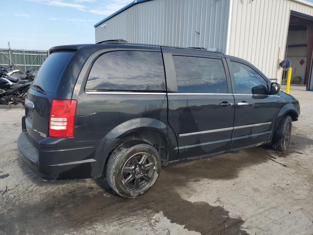 2010 Chrysler Town & Country Touring - Image 3