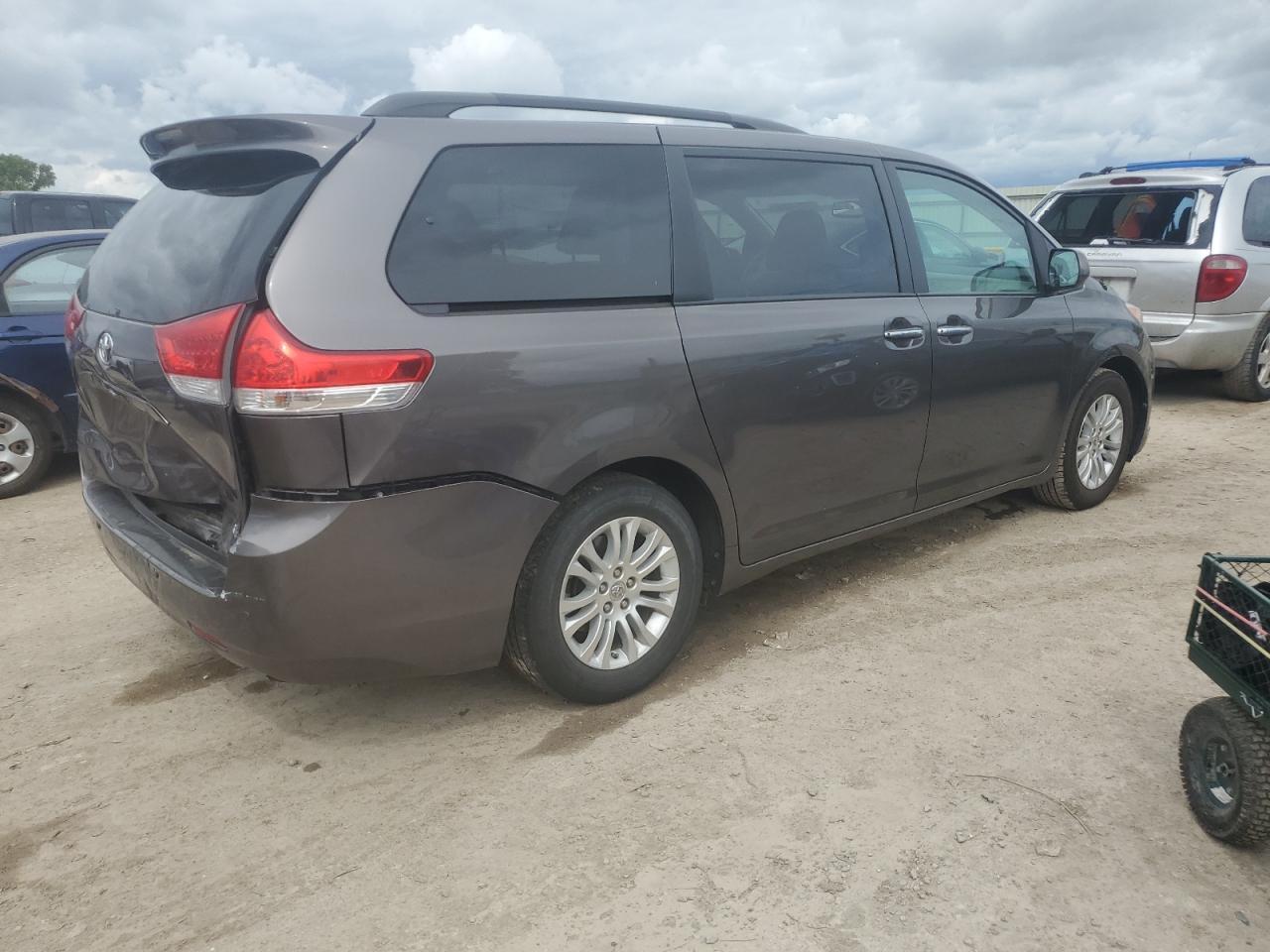 2013 Toyota Sienna Xle - Фото 3