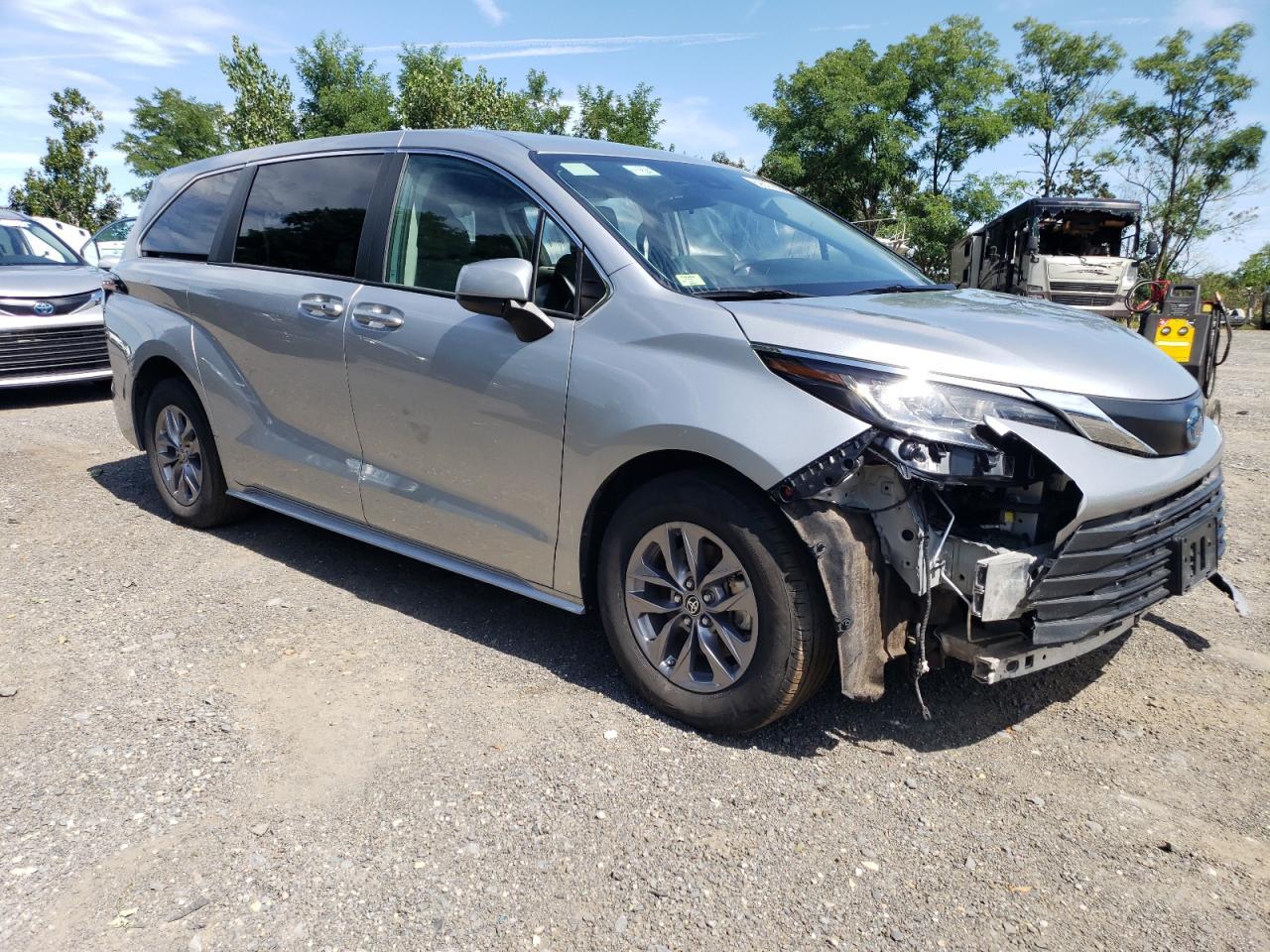 2023 Toyota Sienna Le - Фото 4