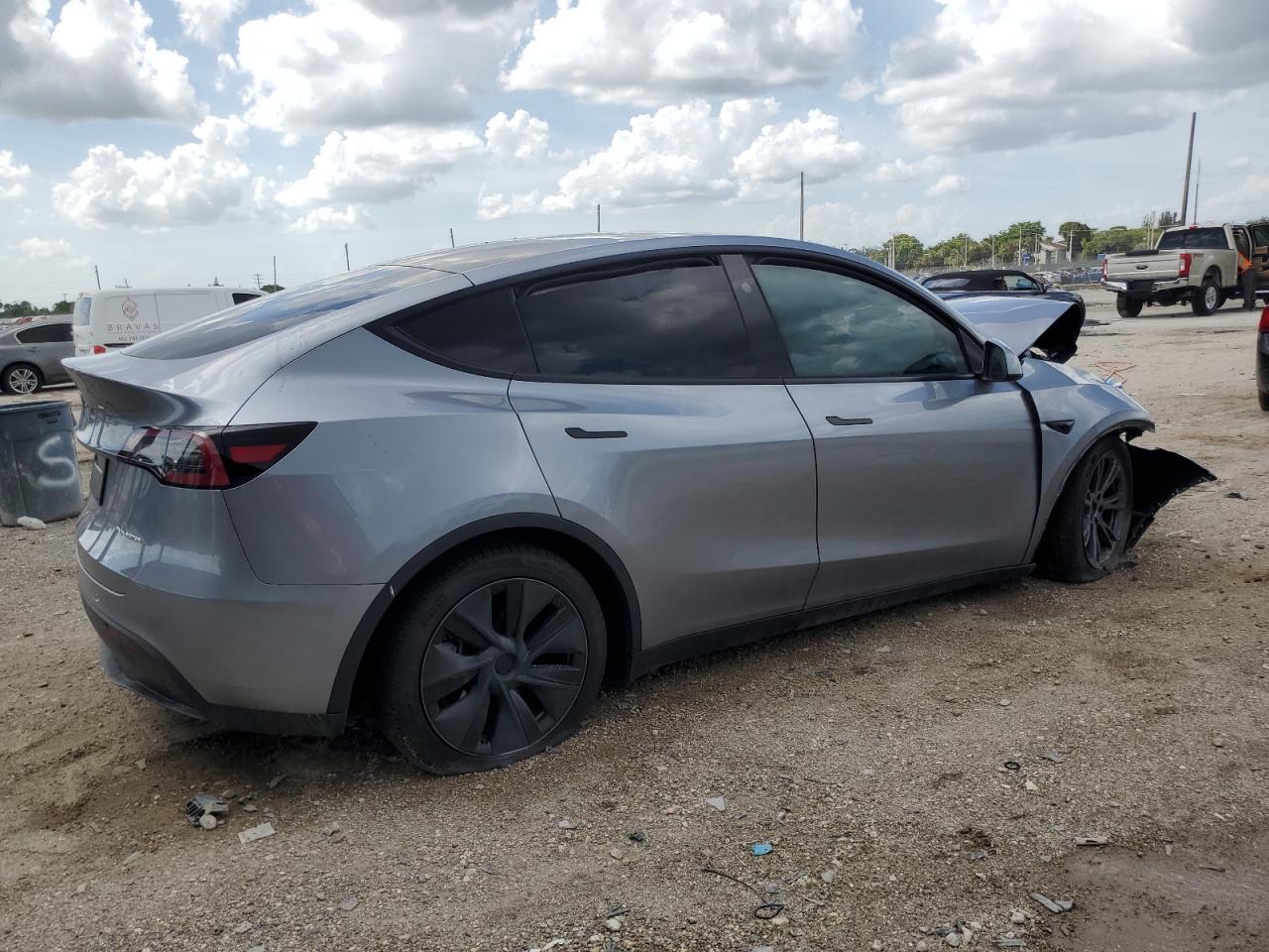 2025 Tesla Model Y - Фото 3