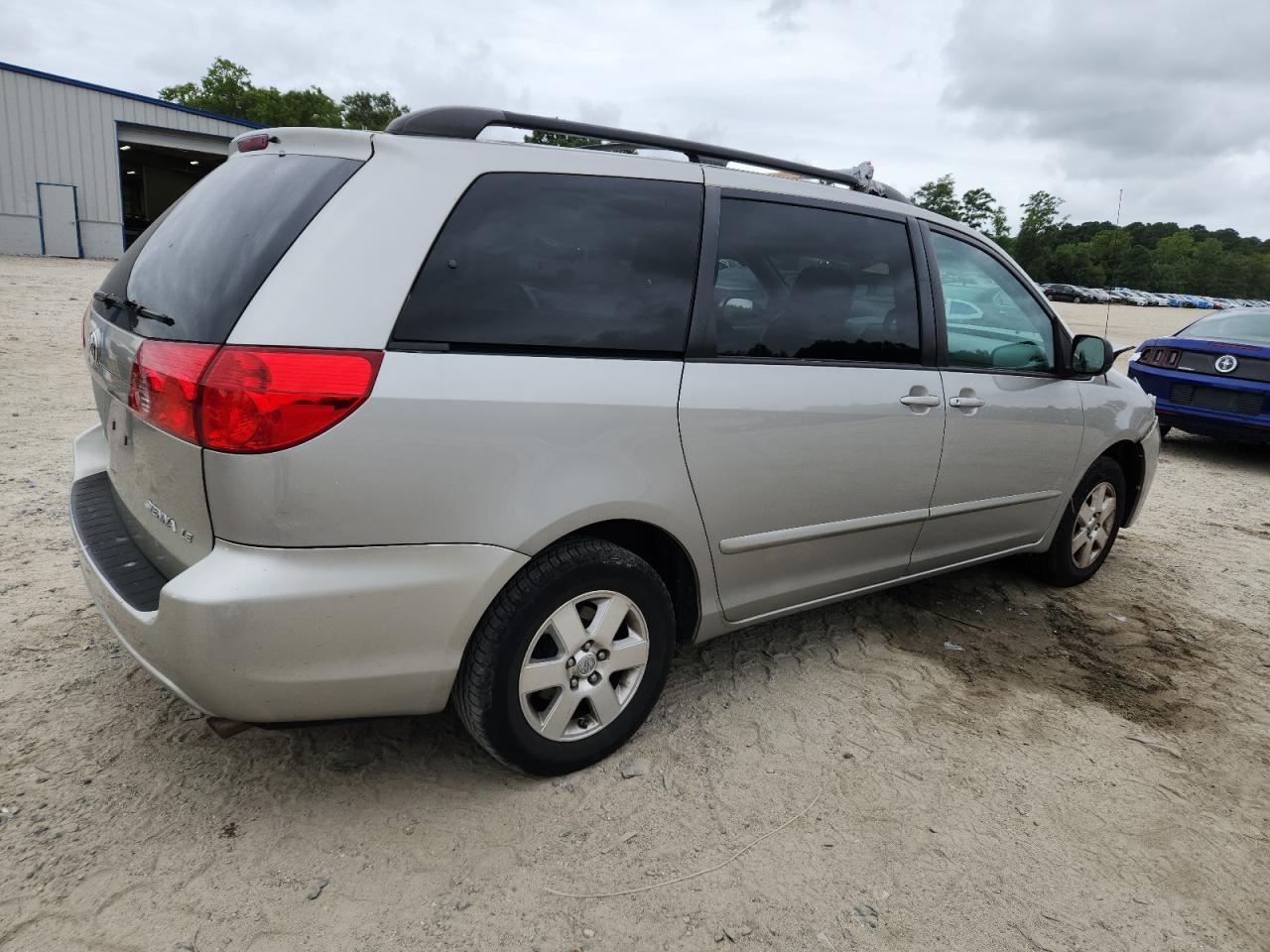 2010 Toyota Sienna Ce - Фото 3