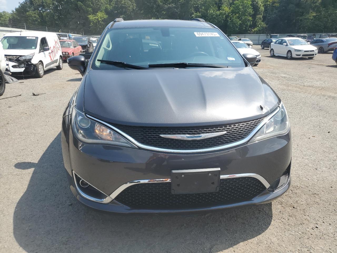 2018 Chrysler Pacifica Touring Plus - Image 5